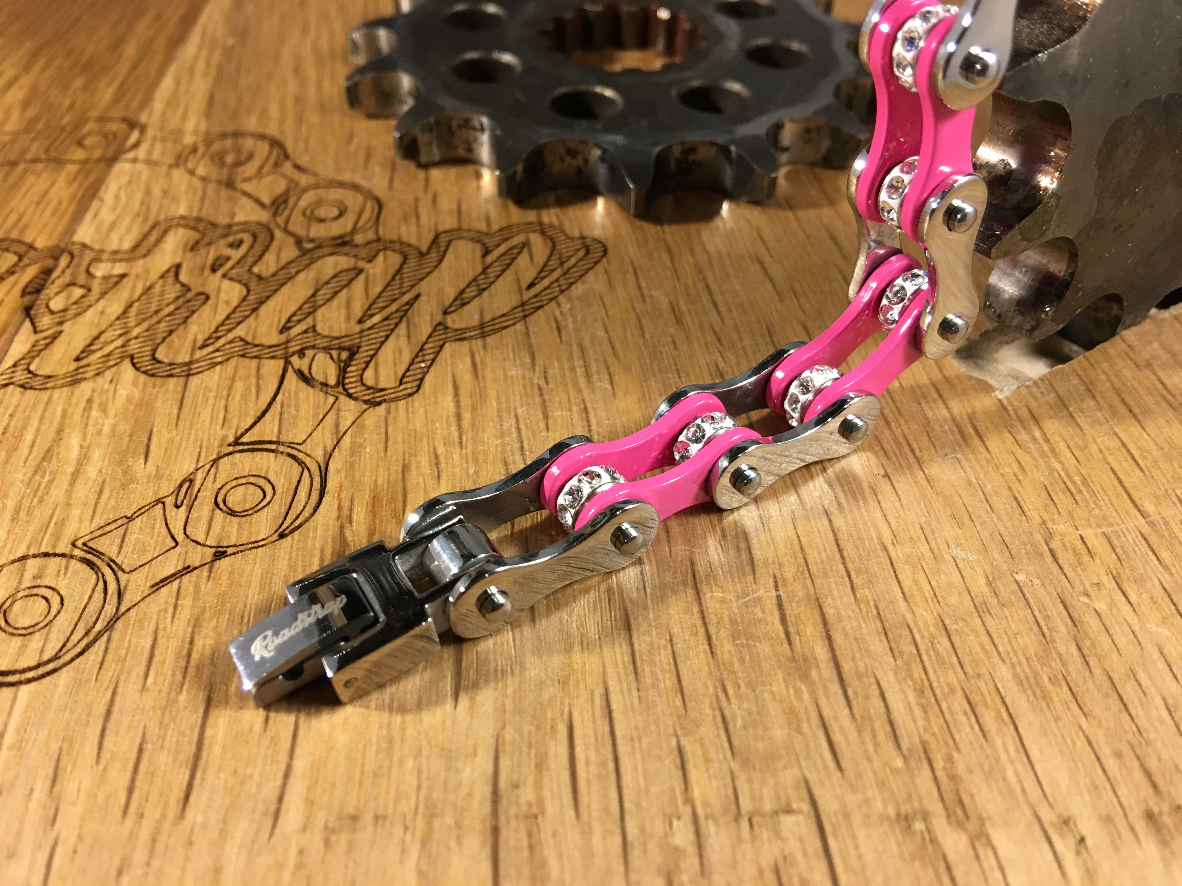 Bracelet chaîne femme rose et acier 1